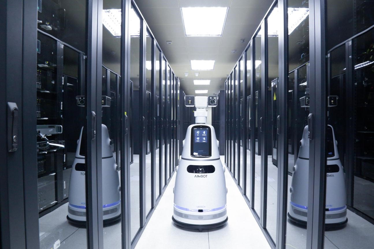 机器人“就位” 贵州借助大数据推进智能工厂建设